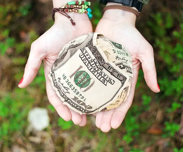 The Impact of Psychological Factors on Personal Finance: How Biases Influence Economic Choices